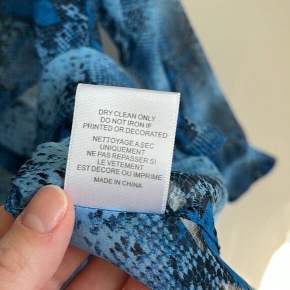 Equipment Femme 100% Silk Sheer Blue Snake Skin Print Button Down Blouse Size S - Picture 5 of 10
